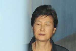 박근혜, 형 집행정지 신청…"디스크로 정상적 수면 불가"