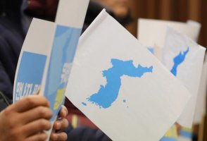 ‘韓半島旗’ 拒否する補修
