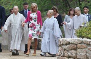 여승과 만난 &apos;세컨드 레이디&apos;