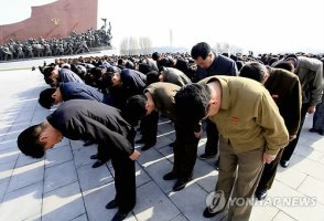 태양절 맞아 김일성 동상에 머리 숙인 북한 주민들