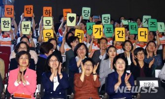 김정숙 여사, 한부모 가족의날 기념.."우리 사회 편견 사라져야"