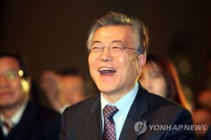 환하게 웃는 문재인