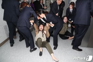 나경원 의원실 점거 대학생 22명 연행.."나경원·황교안 사퇴"(종합)
