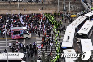 경찰 촛불-태극기 집회에 1만7000여명 배치