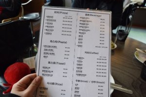 산방산 맛집의 치즈가 가득, 문어가 숑숑 뿌려진 피자