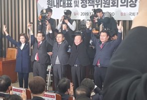 한국당 신임 원내대표에 심재철 당선, 정책위의장에 김재원...심 "4+1 철회 요구할 것"