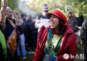 캐나다, 기호용 마리화나 재배·유통 전면 합법화…G7 국가 중 최초