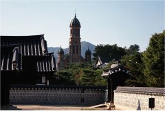 겅기전과 어우러진 전동성당