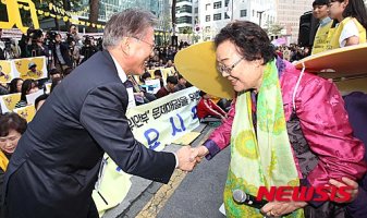 イ・ヨンスお婆さんとあいさつ交わすムン・ゼイン代表