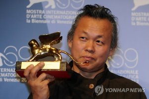 김기덕 황금사자상에 '아리랑'으로 답가(종합3보)