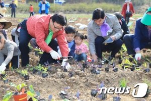 '식목일 앞두고 텃밭을 가꾸자'