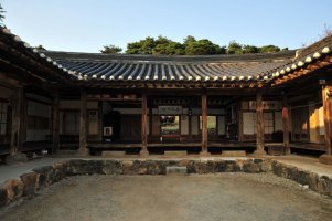 대문과 담이 없는 고택으로의 여행