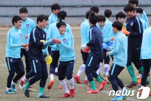 '웃음꽃 피어난 U-23 축구대표팀 훈련'