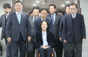 민주당, 내년총선 영입1호 발표… 척수장애인 최혜영