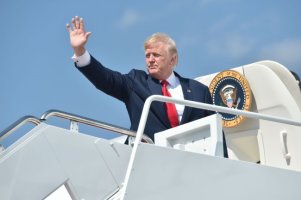 各国リーダーたち夏休みは..トランプまたゴルフ場行, マクロング・Abeは計画 無