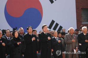 순국선열의 날에 국민의례 하는 이낙연 총리