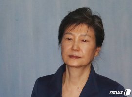 박근혜 1심서 징역 24년·벌금 180억 선고(1보)