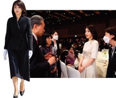 블랙&amp;화이트, 공식 데뷔한 &apos;쿨톤&apos; 김건희 여사의 TPO 전략
