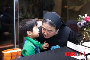 아이와 대화나누는 이해인 수녀 - 일간스포츠