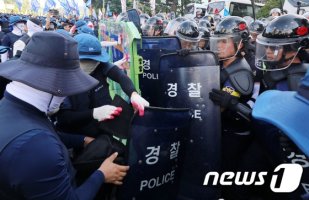 警察と衝突する金属労組