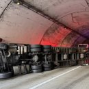 사고 나 정차 중인 차량 추돌한 25톤 트레일러…50대 운전자 중상﻿ 이미지