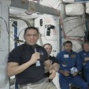 SpaceX 캡슐은 다국적 승무원과 함께 우주 정거장에 도킹합니다. 이미지