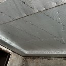 천정 공사입니다 천정 공사는 단열재 시공과 석고보드 취부를 위한 트러스 그리고 천정 속 고정하는 하지 작업 등으로 이루어집니다 이미지