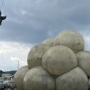 자전거 조각상 앞 이미지