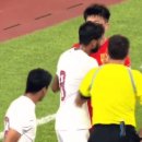 [중국 vs 카타르] 패싸움끝에 양팀 1명씩 2명 동시퇴장.gif 이미지