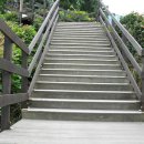 10/12(일) 바닷가 해안로에 설치한 산책로 계단은 이렇게 만들어야 안전하고 편리하다 (사진2장) 이미지