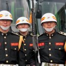 해병대 의장대의 활약!!!/행사출발 전 버스에 승차하기 전에 의장대원들의 모습.. 이미지