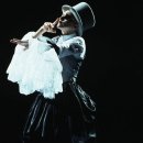 마돈나가발 - 중구 충무로 14 | 20세기 공연 예술의 아날로그적 정점: 마돈나의 ‘The Girlie Show’에 투영된 다채로운 세트 미학과...