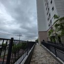 삼가면_금리(배출하우스)_3 | 오목천역더리브 입주아파트 계약 전 꼼꼼이 확인, 비오는날 단지 내 풍경