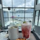 유동커피&찰리베이커리 | 창원 귀산 카페 추천 찰리의커피공장 베이커리 맛집 대형 카페 오션뷰 야경맛집