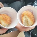 춤추는 도넛츠 나눠주는 꽈배기 이미지