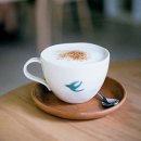 하얀 머그잔에 담긴 모닝커피 이미지