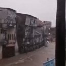 발리섬 홍수로 건물이 무너지는 모습 이미지