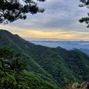 충주 보련산에서 바라보는 월악산 과 그 주위를 감싸고있는 운무의 멋진 모습 이미지