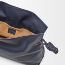 매듭의 조형 | 로에베 플라멩고 클러치, 매듭 하나로 완성되는 무드