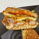 굴사랑백반 | 맘스터치 휠렛버거, 아라비아따치즈버거 배달 후기(칼로리, 맵기 포함)