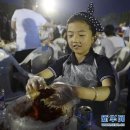 장쑤 쉬이에 모인 미식가 3만 명, 하루 만에 가재요리 35톤 해치워 이미지