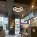 커피브라더 이수역점에서 생딸기 브라더 홍콩 와플