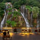 인공폭포 앞 이미지