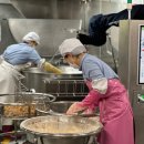 급식실서 1000인분 닭 튀기는 '로봇 셰프' 이미지