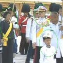 [희귀 동영상] 와치라롱꼰 태국 왕세자 및 시린톤 공주의 군사행진 (2012-4-9) 이미지