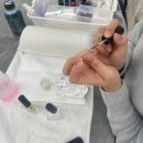 손끝에서 피어나는 네일아트 이미지