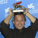 9/11(화) Former laborer becomes acclaimed filmmaker 이미지