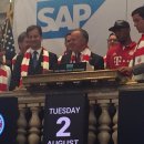 뉴욕증권거래소 개장행사에 참여한 루메니게 ceo와 제롬 보아텡 이미지