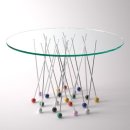원형 유리 테이블 디자인 Daniele Ragazzo's Liaison Table is supported by giant pin-shaped legs 이미지