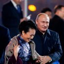 ﻿Chinese Media Tried To Censor This Moment Between Putin And China's First Lady 이미지